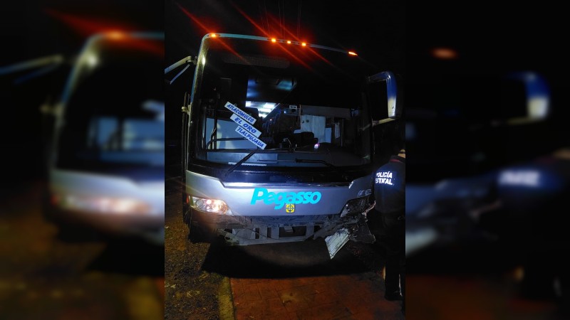 Choque entre autobús y auto deja un muerto, en Tlalpujahua 