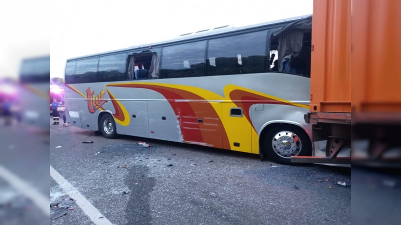 Choque de autobús y camión deja 28 heridos, en la Siglo 21 