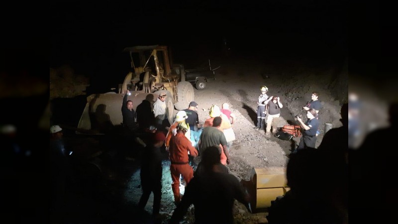 Rescatan a joven que quedó sepultado por toneladas de arena, en Tanhuato 
