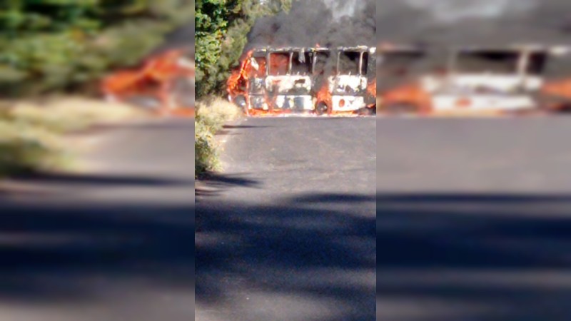 Delincuentes incendian camiones y generan narcobloqueos, en Zamora 
