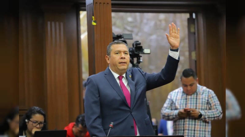 Juan Carlos Barragán vota a favor de otorgar descuentos en licencias de conducir