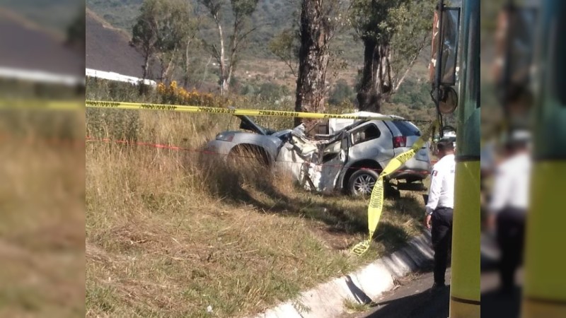 Hombre muere tras estrellar auto contra árbol, en Morelia 