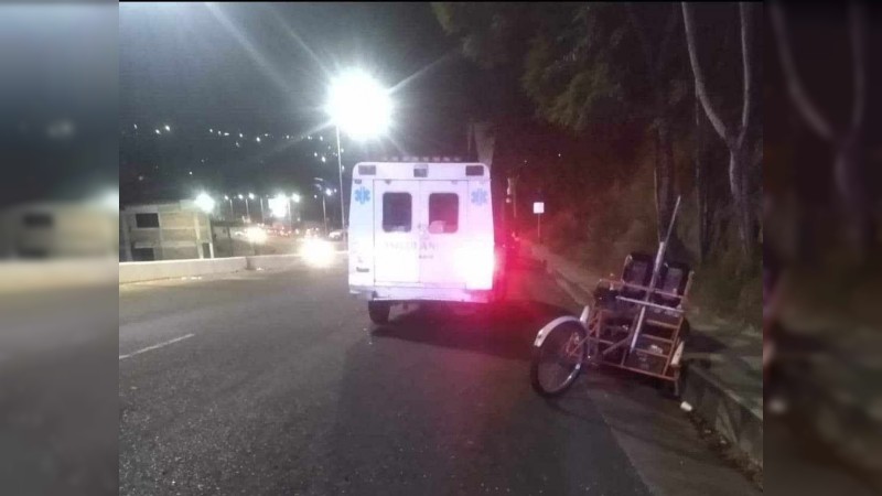 Zitácuaro: hombre que vendía elotes en su triciclo, murió tras ser atropellado 