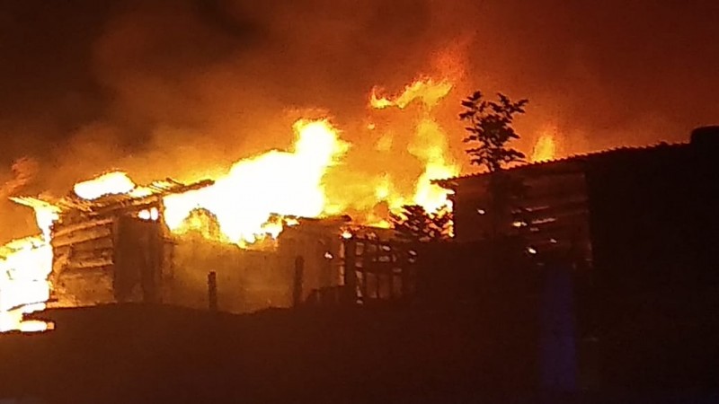 Incendio arrasa con predio irregular, en Tarímbaro 