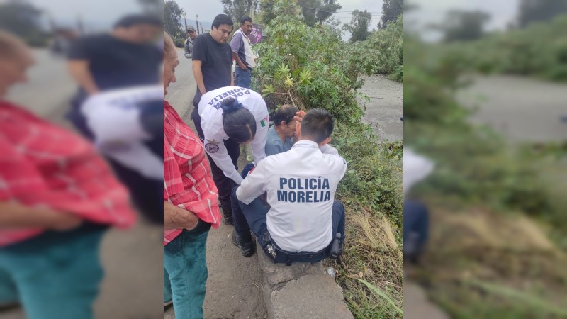 Morelia: policías  y vecinos evitan que viejito se ahogue, en canal de aguas negras 