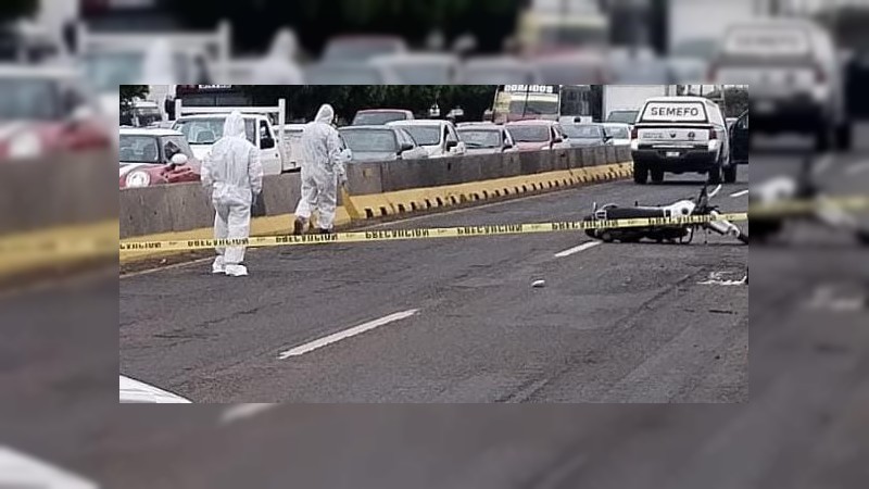 Muere motociclista tras chocar contra un auto, en Maravatío