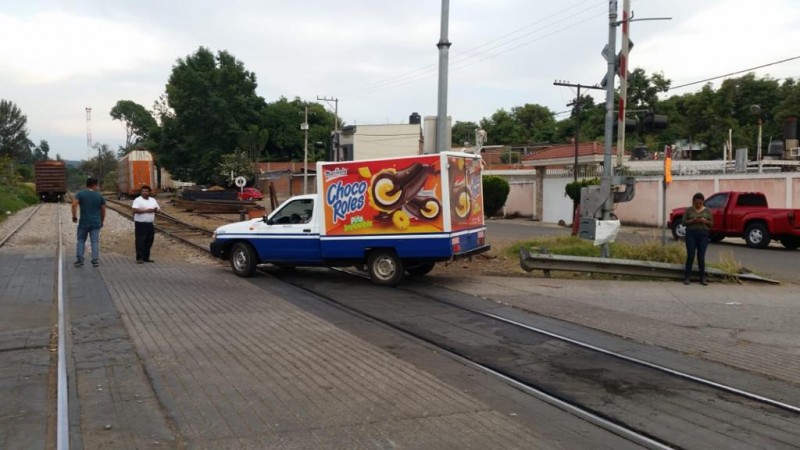 CNTE bloquea las vías del tren en Uruapan 
