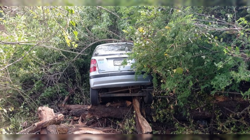 Muere hombre tras volcar su auto y caer a un barranco, en Tancítaro 