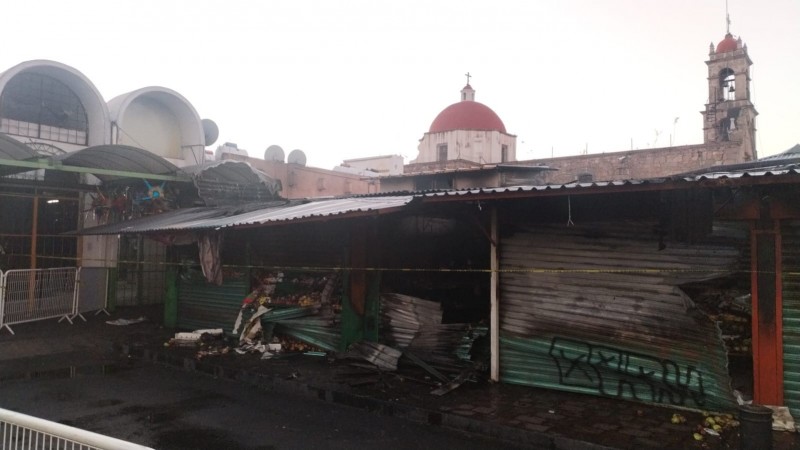 Arde el Mercado de San Juan, en Morelia 