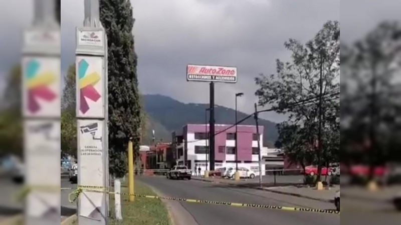 Ultiman a tiros a un hombre, en estacionamiento de Autozone, en Uruapan 