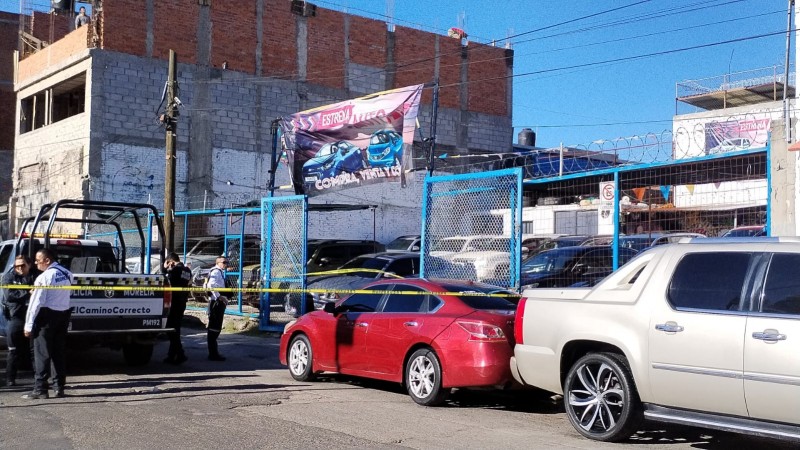 Un muerto y dos heridos deja balacera en lote de autos de Morelia