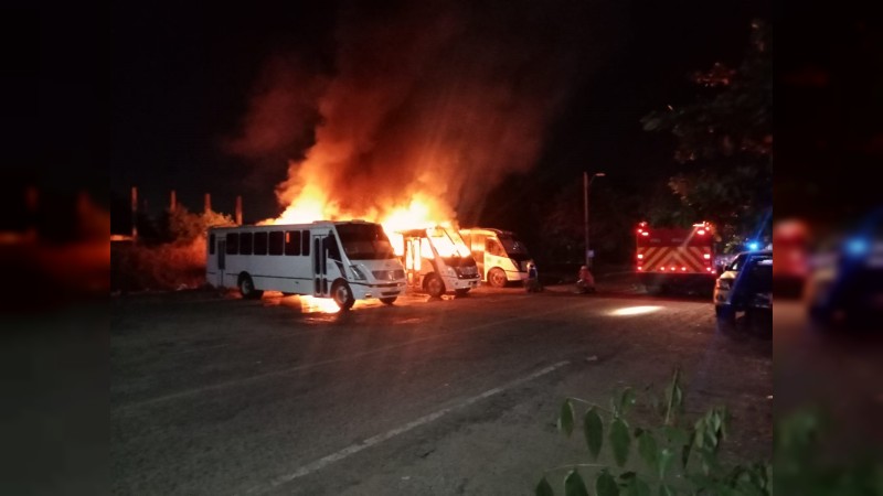 Incendian en Lázaro Cárdenas 3 camiones de transporte de personal