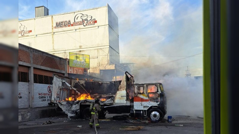 Se incendia un camión en la Central de Abastos, solo hay pérdidas materiales