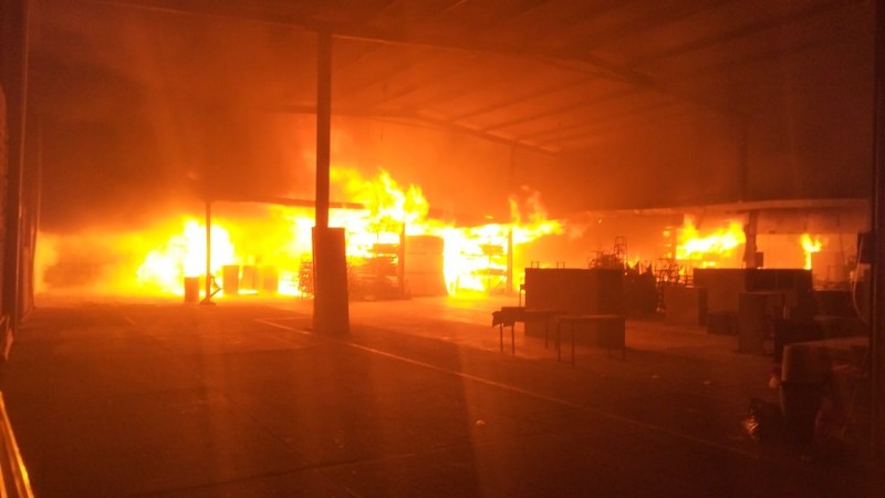 Arde fábrica de muebles en Tarímbaro