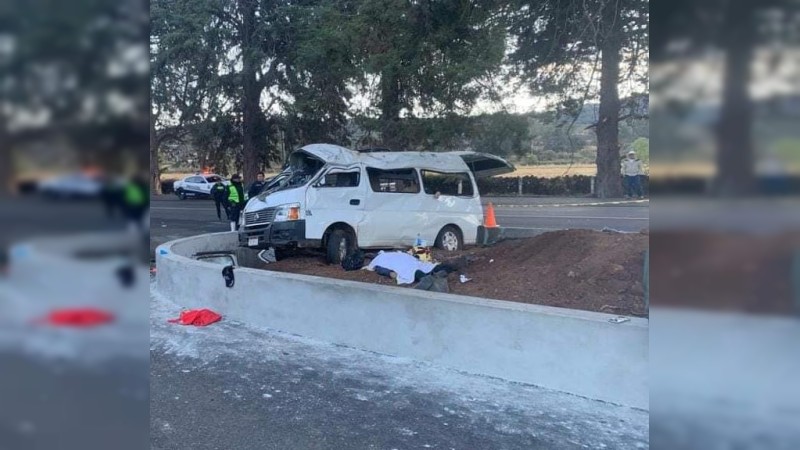 Volcadura deja 3 muertos y 8 heridos, en Morelia  