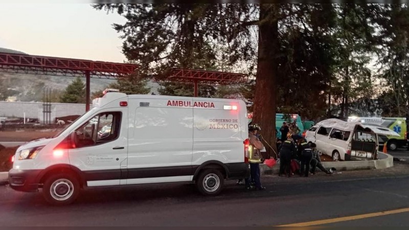 Mueren tres luego de volcadura de camioneta, en Morelia  