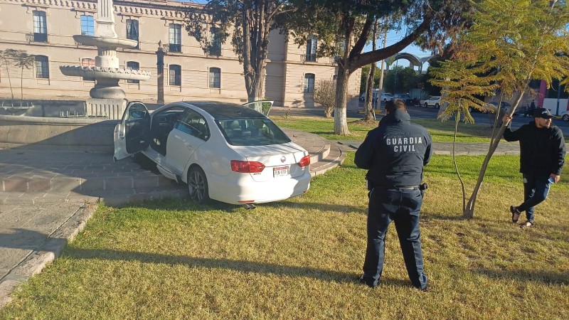 Mujer choca su auto contra fuente de cuartel militar, en Morelia  