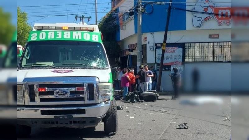 Choque entre ambulancia y 2 motos, deja un muerto, en Zamora 