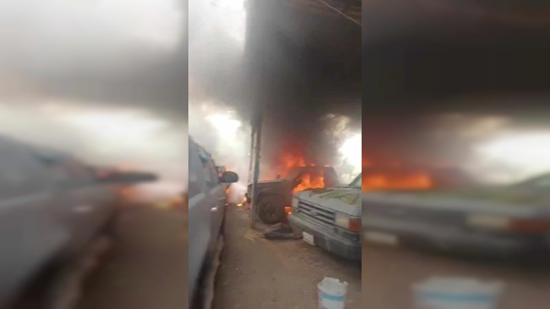 Se incendia taller, en Zitácuaro; 2 autos quedan calcinados 