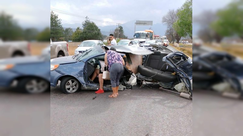 Tras percance, auto se parte en 2, en la Morelia-Pátzcuaro 