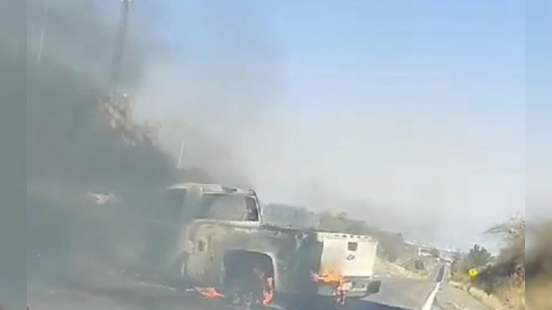 Normalistas incendian camioneta, en la Morelia-Pátzcuaro 
