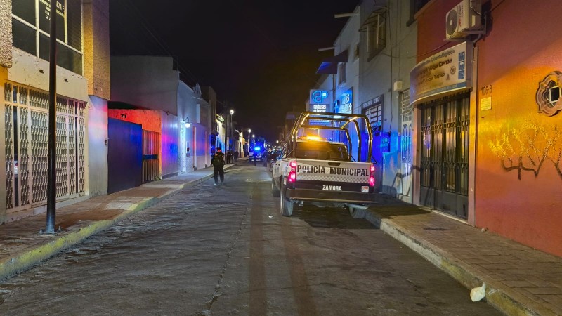 Tiran cadáver de hombre con impactos de bala, en calles de Morelia 