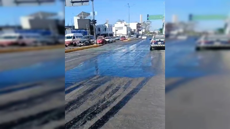 Morelia: camión derrama aceite y 4 motociclistas se accidentan 