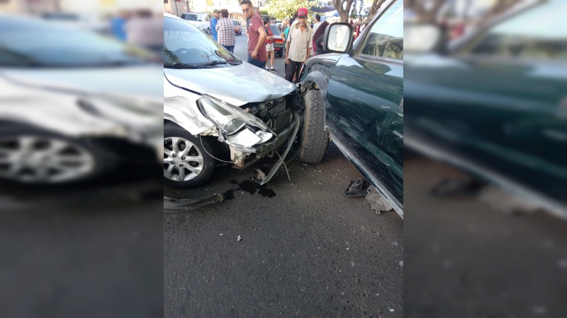 Roba auto, choca y lo atrapan, en Lázaro Cárdenas