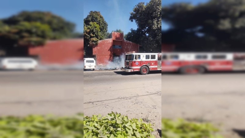 Controlan bomberos tres incendios en el centro de Lázaro Cárdenas 
