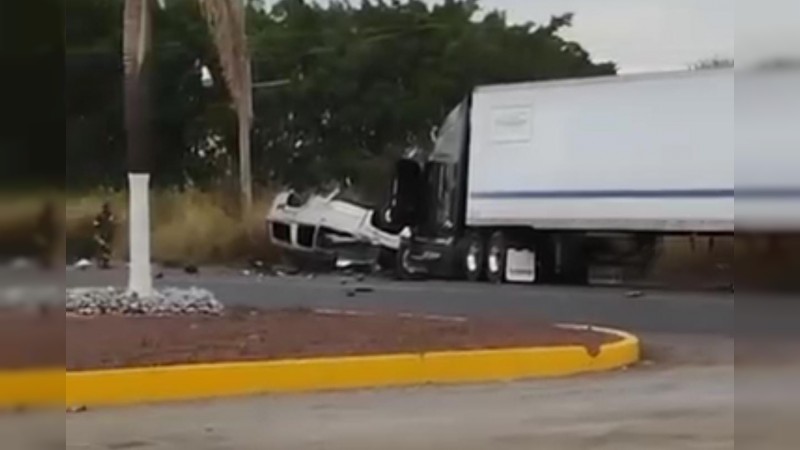 Deja 3 muertos choque de camioneta y tráiler, en Yurécuaro 