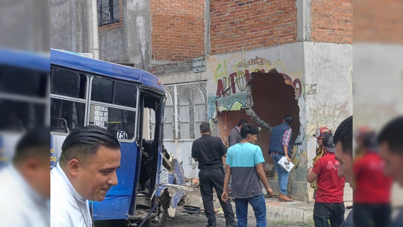 Camión se estrella contra vivienda, en Morelia  