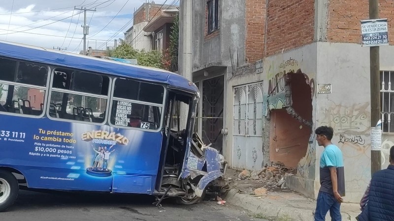 Camión se estrella contra vivienda, en Morelia  