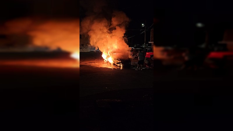 Arde auto, en calles de Uruapan 