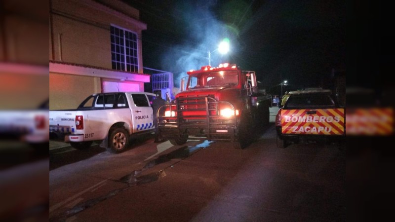 Zacapu: bomberos rescatan a adulto mayor atrapado, en casa incendiada 