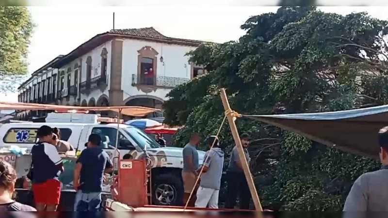 Colapsa árbol, en plaza de Pátzcuaro; hay varios heridos 
