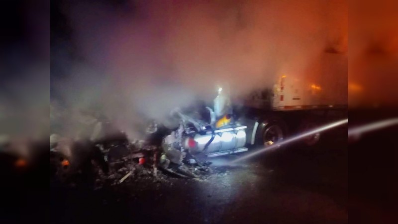 Se incendia tractocamión en la Autopista de Occidente