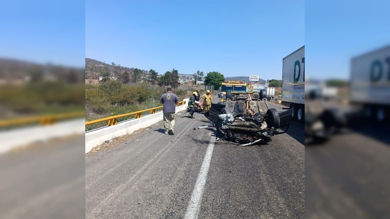 Vuelca auto, en la Morelia-Salamanca; hay 3 heridos 