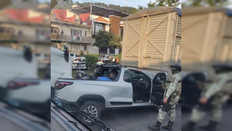 Camiones hacen “emparedado” a una camioneta, en Uruapan 