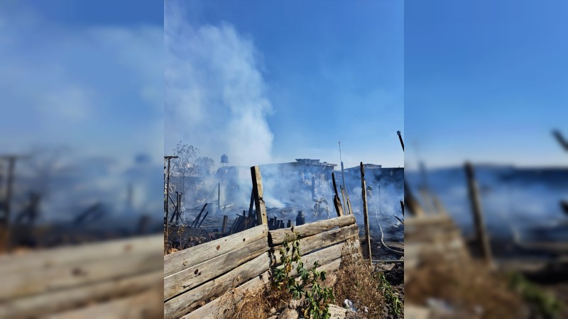 Incendio arrasa con 4 humildes viviendas, en Morelia 