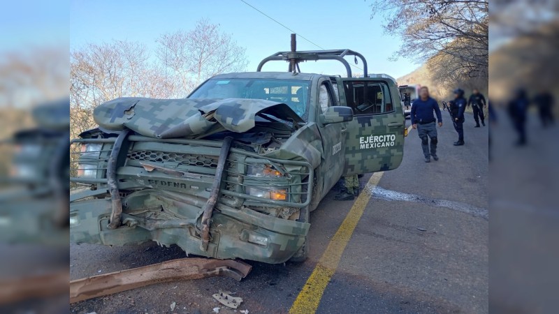 Choca camioneta militar, en Huetamo; hay 3 soldados heridos 