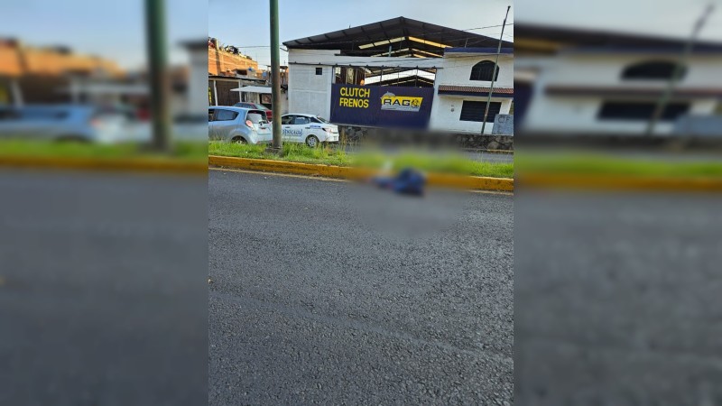 Muere motociclista al derrapar en Uruapan 
