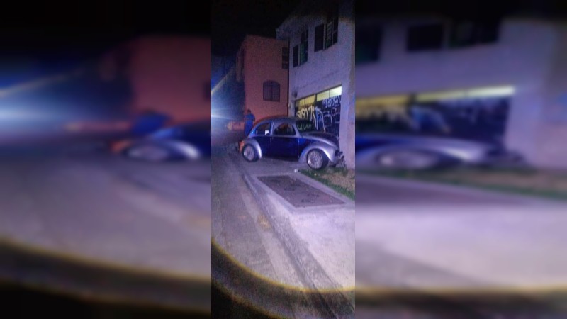 Auto se estrella contra vivienda, en Morelia 