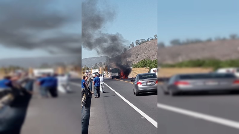 Arden 2 camionetas, tras choque, en la Pátzcuaro-Cuitzeo 