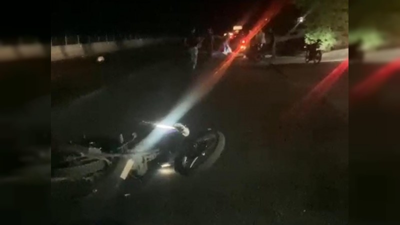 Deja 2 muertos choque entre motocicletas en la carretera Apatzingán-Cuatro Caminos