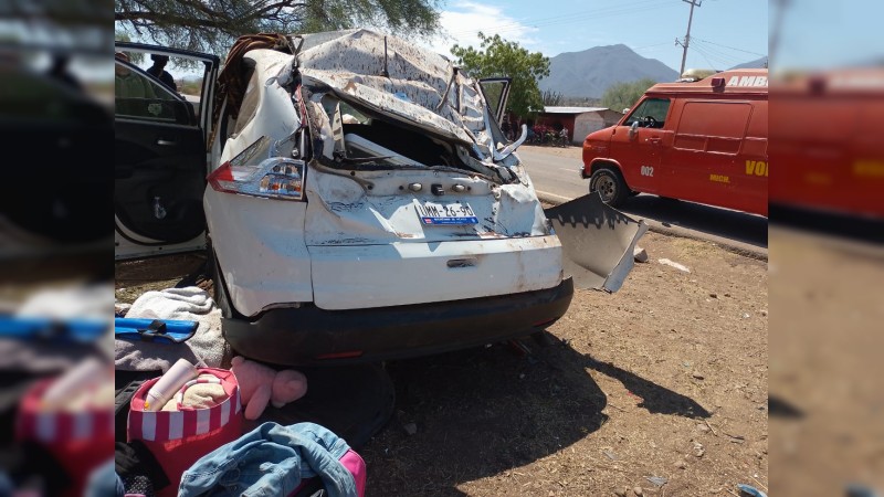 Volcadura en la carretera libre Arteaga-La Huacana  deja 5 lesionados