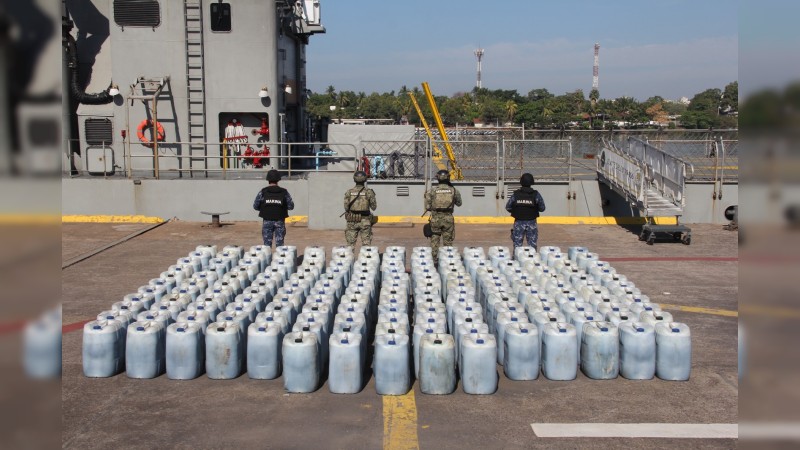 Marinos detienen a 5 y aseguran 8,500 litros de combustible en Lázaro Cárdenas