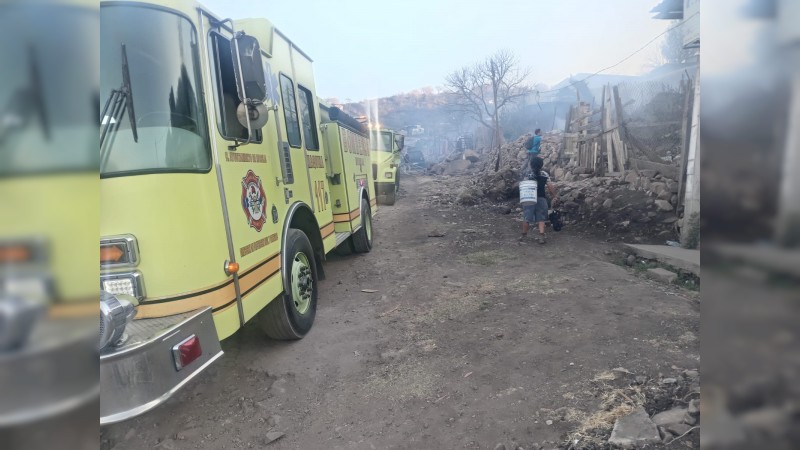 Incendio arrasa con 5 viviendas, en Morelia  