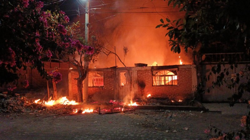 Incendio arrasa con vivienda, en Apatzingán; hubo 5 heridos 
