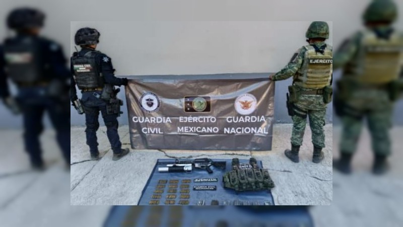 Abandonan 2 autos con armas en su interior, en Apatzingán 