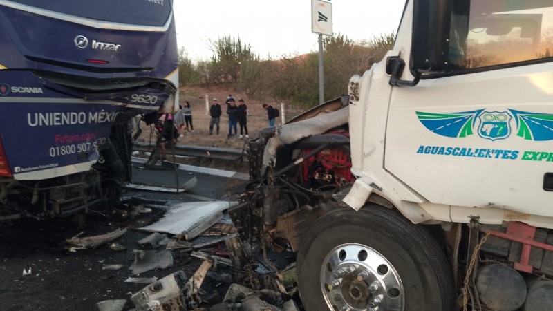 Choque de camiones deja un herido y cuantiosos daños materiales 